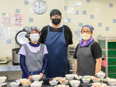 スタッフと食事準備