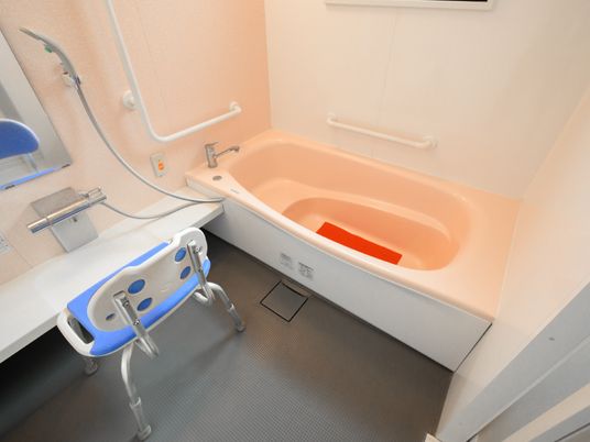 手すり付き浴槽の様子