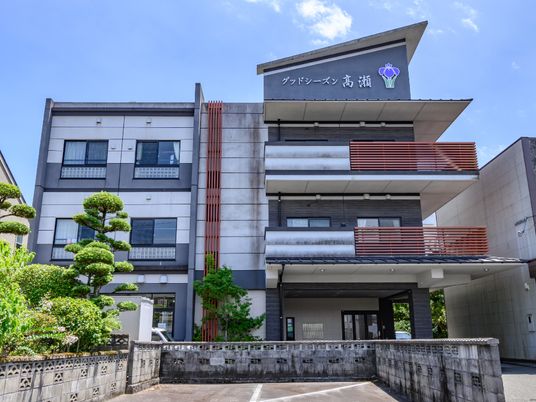 明るい建物外観