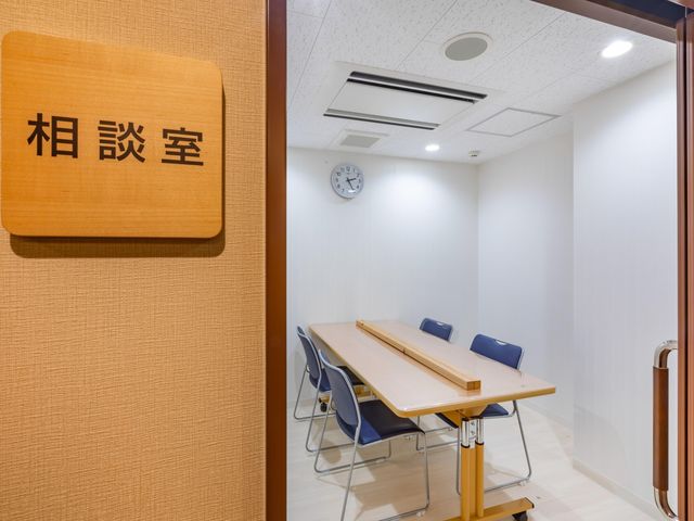 シンプルな相談室 多目的室 落ち着いた雰囲気のシンプルな相談スペースです。少人数での話し合いに最適な設計です。