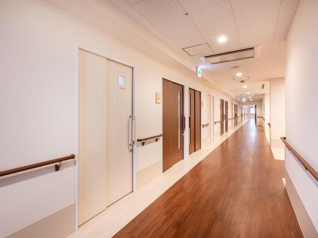清潔な廊下 廊下 広々とした廊下は、手すりが設置され安全に移動できます。照明も明るく、清潔感があります。