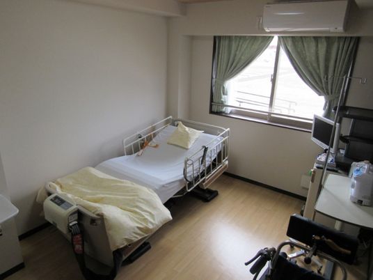 明るい個室の居室  