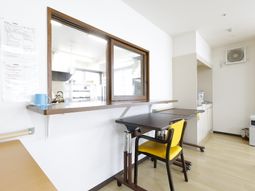 明るい食堂の一角