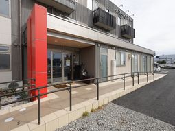 エントランス明るい施設外観