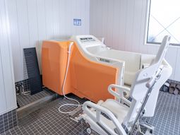 オレンジ色の特殊浴槽