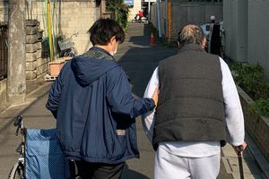スタッフと散歩する利用者の外観  