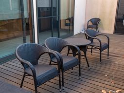 テラスの椅子とテーブル