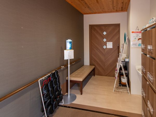 清潔な廊下と木製ドア