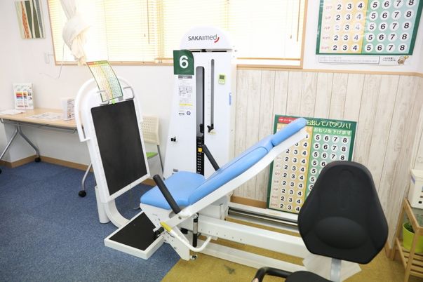 訓練機器が並ぶ部屋