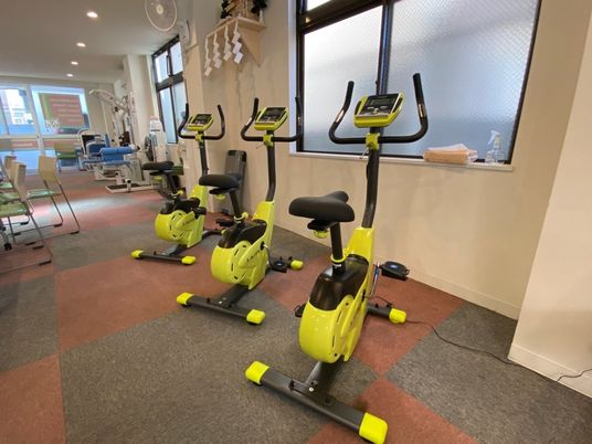 運動器具が並ぶ室内
