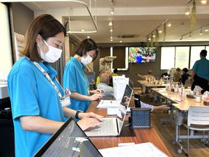 スタッフ風景の室内