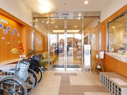 エントランスの明るい風景