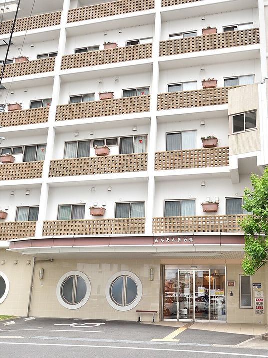 施設の外観とエントランス