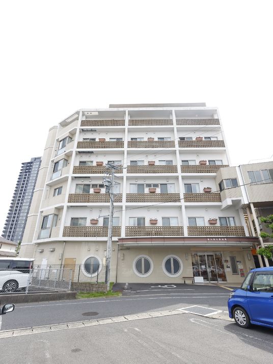 多階層の建物エントランス