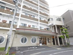 多階層の建物の正面入り口