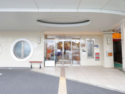 清潔な施設のエントランス