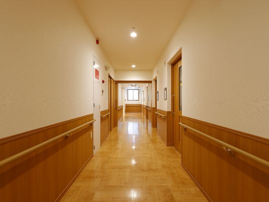 明るく清潔な廊下