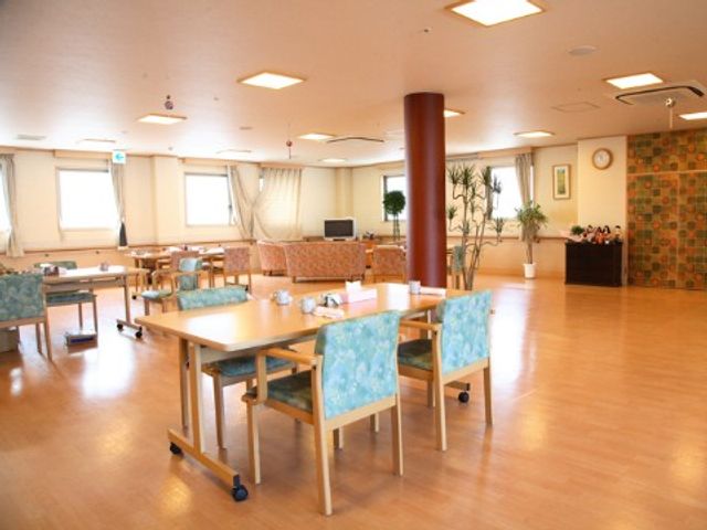 広々とした明るい食堂 ダイニング ゆとりある空間が広がる食堂は、明るく開放感があります。様々な活動が楽しめる設計になっており、コミュニケーションが生まれる場となっています。
