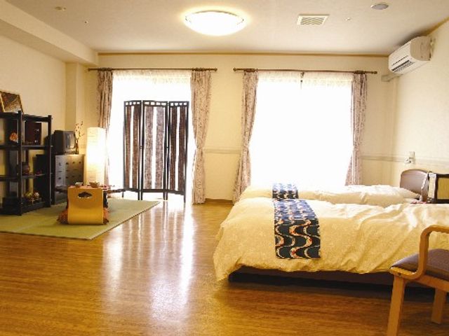 明るい広々居室イメージ 居室 ゆとりの広さがあり、柔らかな日差しが差し込む快適な居室です。個々のニーズに合わせた生活が送れるよう、工夫されています。