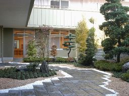 整備された中庭の風景