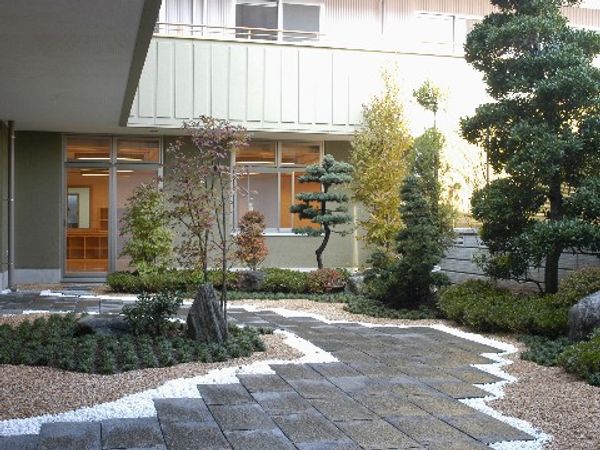 整備された中庭の風景