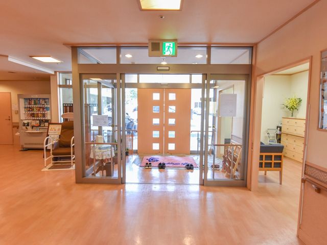 エントランスの明るい空間 玄関 ゆったりとした開放感のあるエントランスです。手すりも完備されており、出入りがしやすい工夫がされています。
