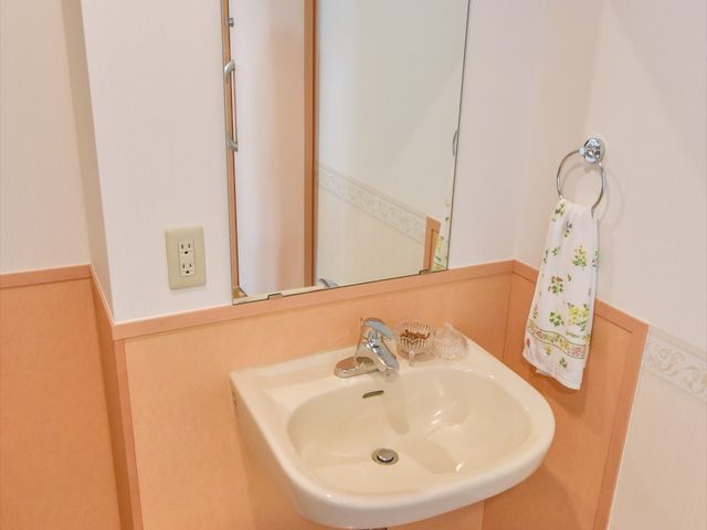 清潔な洗面台と鏡 トイレ ゆとりの空間に設置された洗面台は、利用する方々の快適な日常をサポートします。