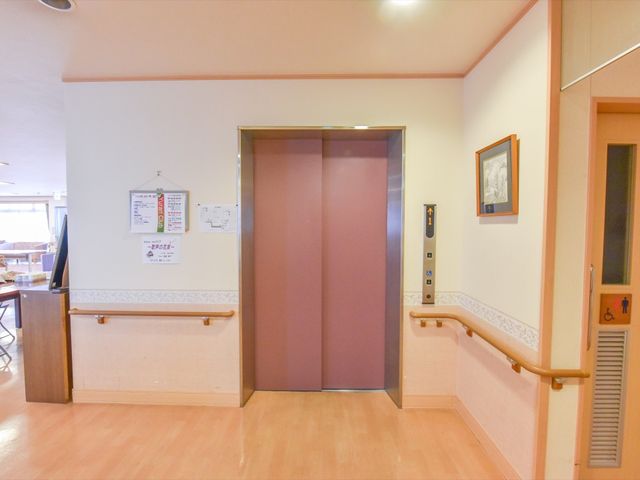 施設内のエレベーター前 エレベーター 手すりが設置されたエレベーター前です。安心してご移動いただける環境が整っております。