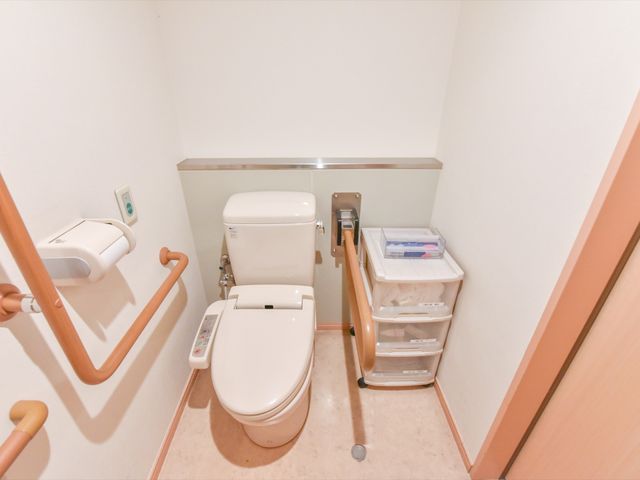 バリアフリートイレ設備 トイレ 手すりが整った安全設計のトイレです。利用者の快適さを考慮した環境が整っています。