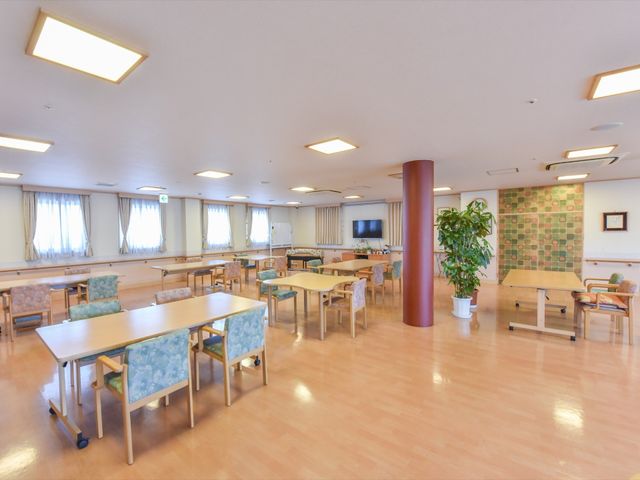 広々とした明るい食堂 共有スペース 広く開放的な空間の食堂では、ゆったりとした時間を過ごすことができる環境です。明るい照明と窓からの自然光が心地よい雰囲気を演出しています。