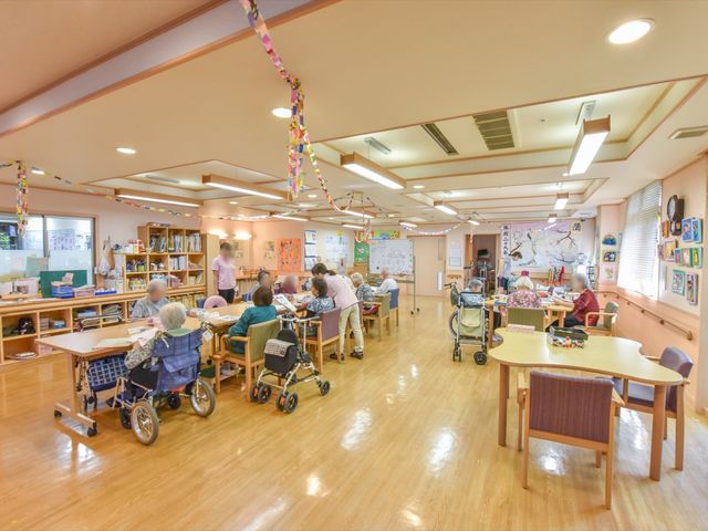 多機能スペース活動中 共有スペース 広々としたダイニングは様々なアクティビティで賑わい、利用者の皆さまが交流を楽しんでいます。キャリアを考える方にもやりがいのある環境です。