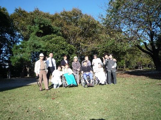 庭園で笑顔の集合写真