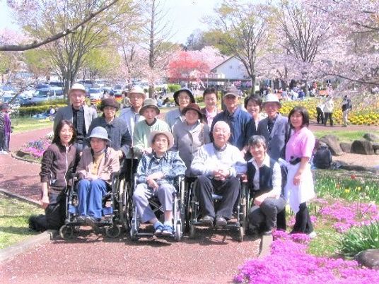 桜並木での集合写真