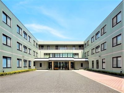 明るい緑豊かな外観