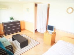 明るい居室の様子