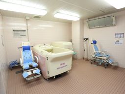 清潔な設備の浴室