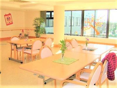 明るい食堂のテーブル