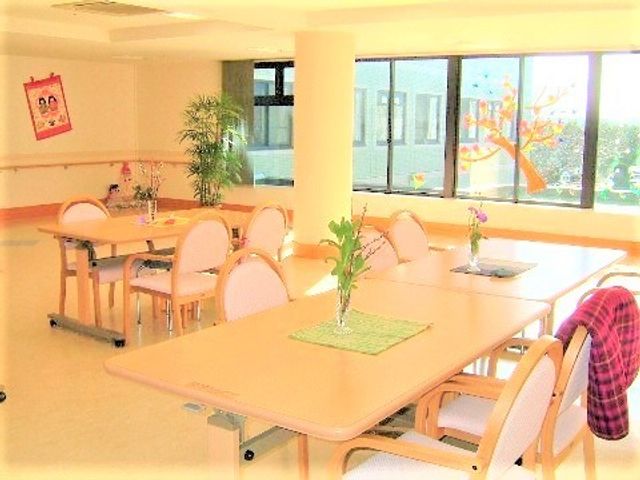 明るい食堂のテーブル