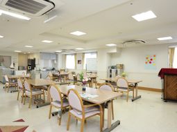 広い明るい食堂の様子
