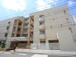 清潔感あるエントランス外観