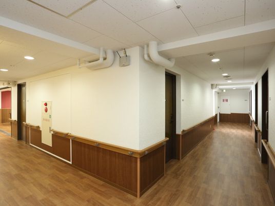 清潔感のある施設の廊下