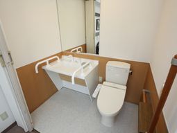 バリアフリーな洗面所とトイレ
