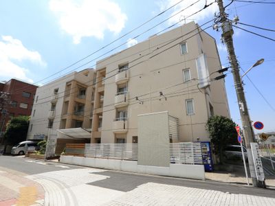 明るい建物とエントランス
