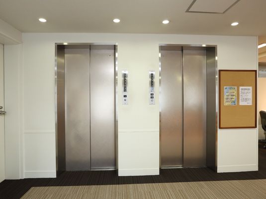 清潔な施設のエレベーター