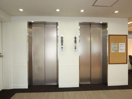 清潔な施設のエレベーター