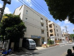 明るい施設の外観