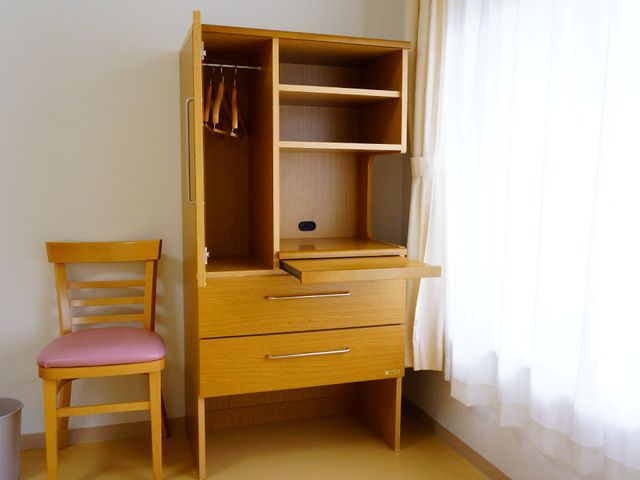 きれいな居室の家具 家具1 素敵なデザインの家具が完備された居室です。快適で落ち着いた生活をお過ごしいただける環境が整っています。