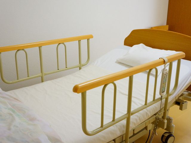 整った介護用ベッド 介護用ベッド 安全手すり付きのキレイなベッドで、快適に過ごせる環境が整っています。日々の生活がサポートされ、ゆったりと休息をとれる空間です。