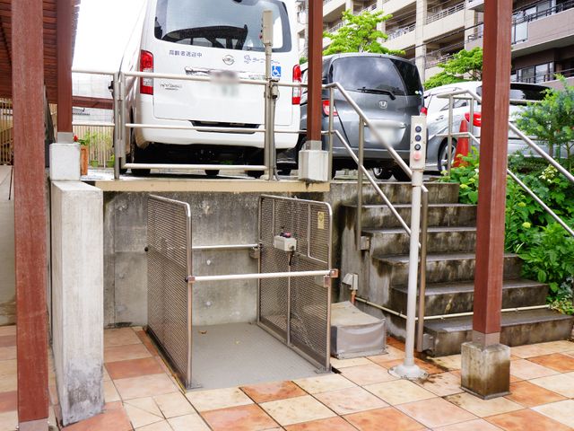車いす用のスロープ入口 駐車場リフト バリアフリー設計のエントランスです。車いすの方も安心して出入りできるよう配慮されています。