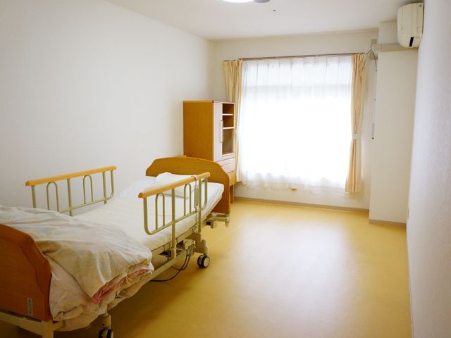 明るい個室の居室 室内1 広々とした個室で、日当たりの良い窓辺が心地よい空間を作り出しています。必要なものが整った快適な環境で、ゆったりと過ごせます。